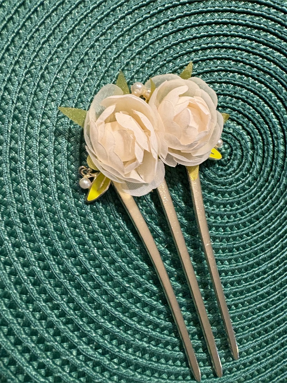 Cream Floral Hair Comb Vintage style goldtone - Women's Hair Accessory